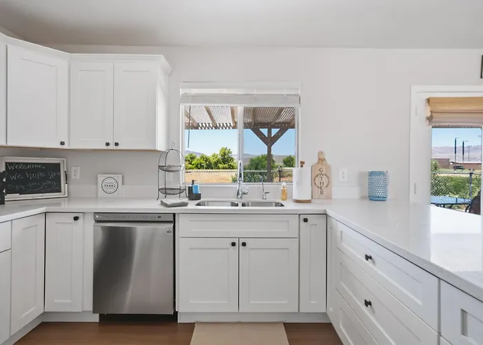 3 Bed 2 Bath Remodeled With River And Mountain Views Holiday home Bullhead City